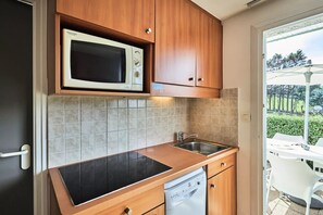 Fridge, microwave, dishwasher, coffee/tea maker