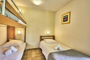 2 chambres, coffres-forts dans les chambres, accès Internet