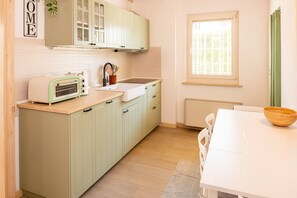 Fridge, microwave, stovetop, dishwasher