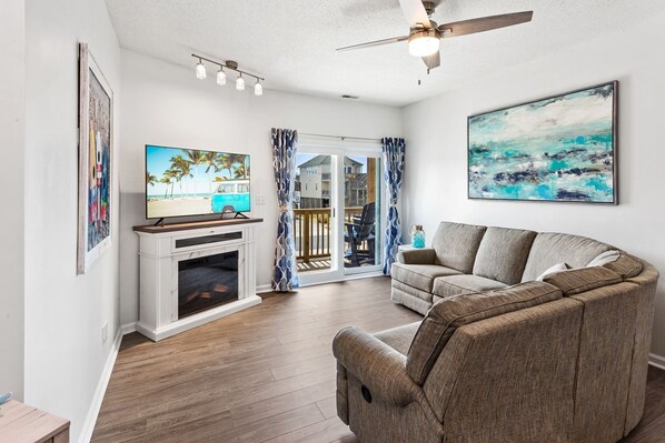 TV, books - OBX 2BR Getaway – Walk to Beach, Pool Access (Kill Devil Hills)