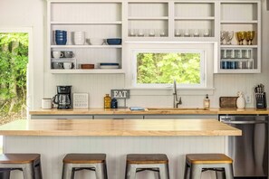 Fridge, microwave, oven, stovetop - Cozy Home in Wine Country - Summer 2026 Now Open! (Cedar)