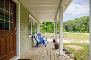 Terrace/patio - Cozy Home Near Downtown | Newly Remodeled | Sleeps 6 (Cedar)