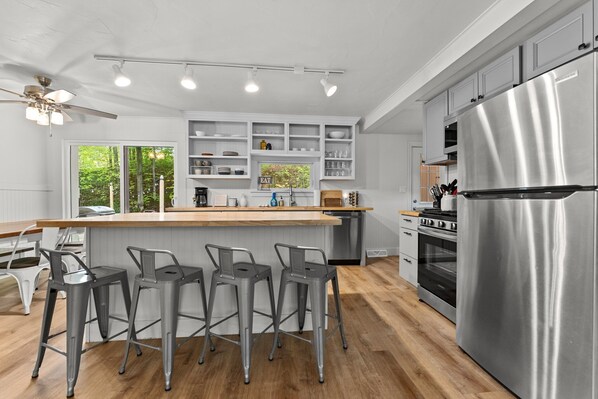 Fridge, microwave, oven, stovetop - Cozy Home in Wine Country - Summer 2026 Now Open! (Cedar)