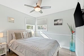 5 bedrooms, iron/ironing board, free WiFi, bed sheets - The Whit: Fall in Love with The Whit – Cozy & Colorful Retreat! (New Buffalo)