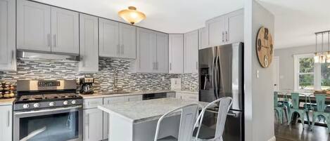 冷蔵庫、電子レンジ、オーブン、コンロ