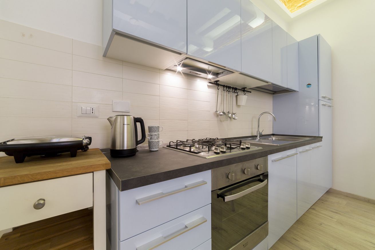 Frigorífico, placa de cocina, tostadora y utensilios de cocina