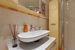Dusche, Haartrockner, Bidet, Handtücher