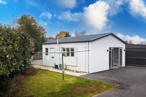 Exterior - Carterley House – Renovated 4BR Home with Separate Studio (Christchurch)