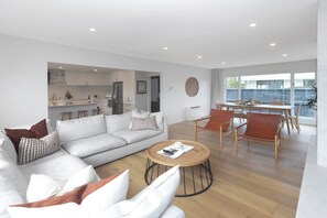 TV - Carterley House – Renovated 4BR Home with Separate Studio (Christchurch)