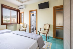3 slaapkamers, een bureau, een strijkplank/strijkijzer, reisbedje