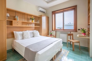 3 habitaciones, escritorio y tabla de planchar con plancha