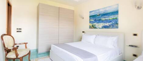 3 bedrooms, desk, iron/ironing board, travel cot