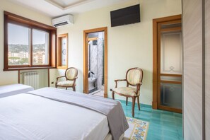 3 habitaciones, escritorio y tabla de planchar con plancha