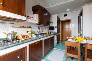 Coffee/tea maker, fridge, microwave, oven - Family Home with terrace & view in Sorrento Center (Sorrento)