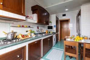 Coffee/tea maker, fridge, microwave, oven - Family Home with terrace & view in Sorrento Center (Sorrento)