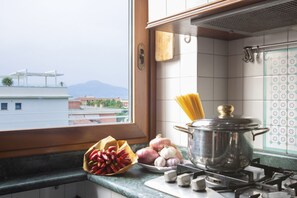 Coffee/tea maker, fridge, microwave, oven - Family Home with terrace & view in Sorrento Center (Sorrento)