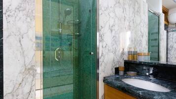 Doccia, asciugacapelli, bidet, asciugamani