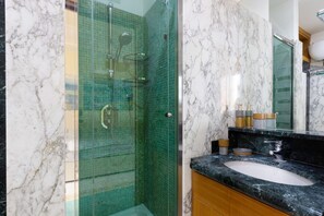 Shower, hair dryer, bidet, towels - Family Home with terrace & view in Sorrento Center (Sorrento)