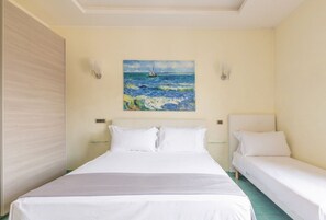 3 chambres, bureau, fer et planche à repasser, lit de bébé portatif