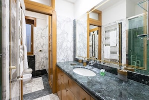 Een douche, een haardroger, een bidet, handdoeken
