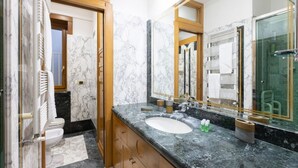 Shower, hair dryer, bidet, towels - Family Home with terrace & view in Sorrento Center (Sorrento)