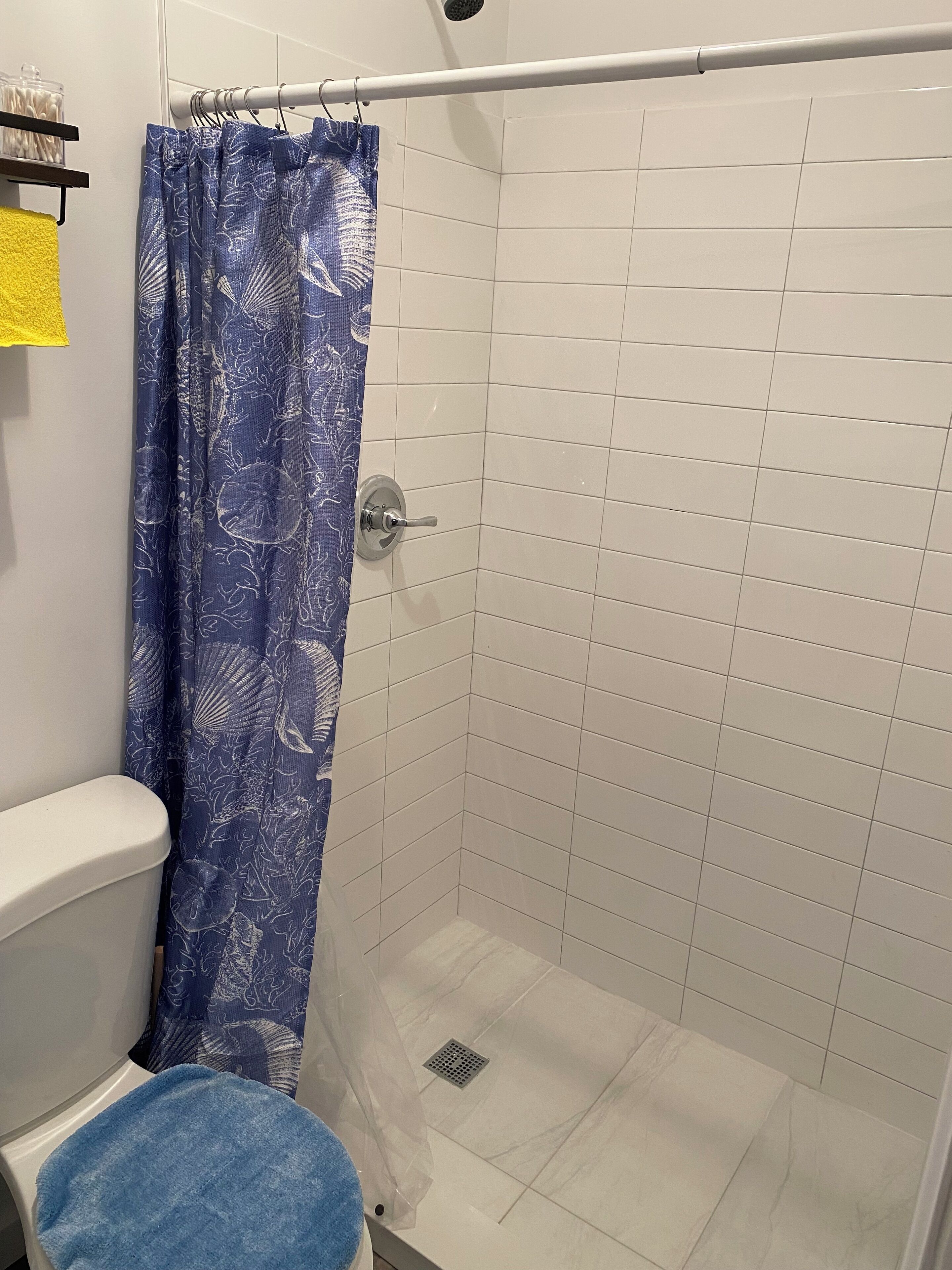 Sèche-cheveux, serviettes fournies, savon, shampoing