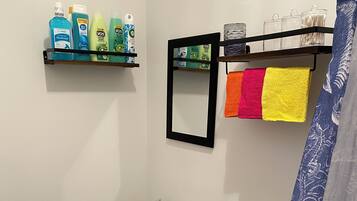 SĂšche-cheveux, serviettes fournies, savon, shampoing