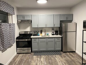 Kjøleskap, mikrobølgeovn, ovn og kokeplater