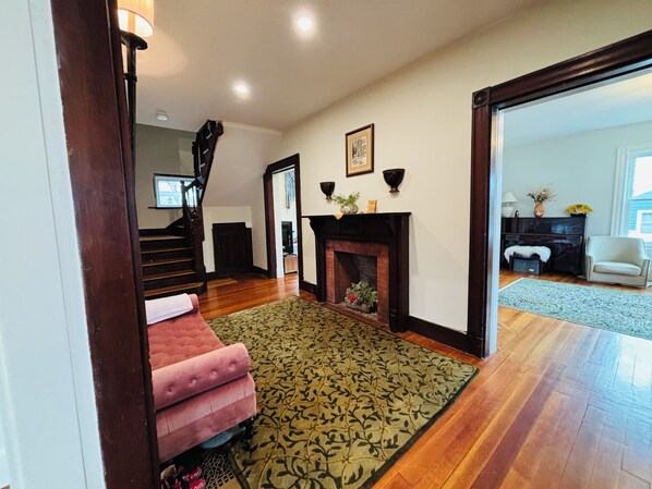 تلفزيون ذكي، مدفأة، تنس طاولة