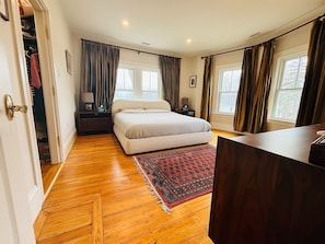 3 soverom, skrivebord, strykejern/-brett og reiseseng for barn