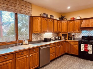 ثلاجة، ميكروويف، فرن، موقد طهي مسطح