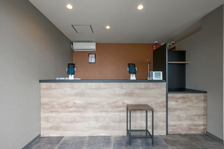 Recepción. HOTEL R9 The Yard Kanra