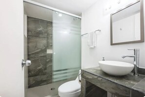 Shower, towels, toilet paper - Apartamento Juárez - Roma Norte - Reforma - Zona Rosa (Ciudad de México)