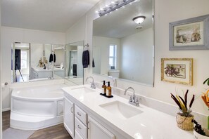 Haartrockner, Handtücher, Seife, Shampoo