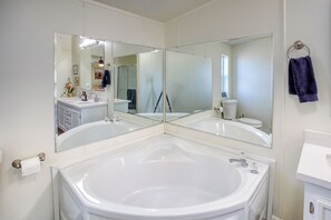 Een haardroger, handdoeken, zeep, shampoo