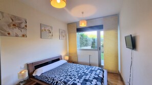 2 quartos, ferros/tábuas de passar roupa, roupa de cama