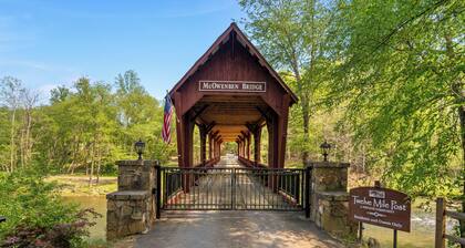Chalet Vie at Lake Lure - sleeps 7, hot tub, dog friendly