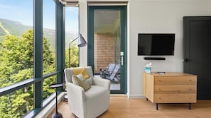 Smart TV, fireplace, stereo
