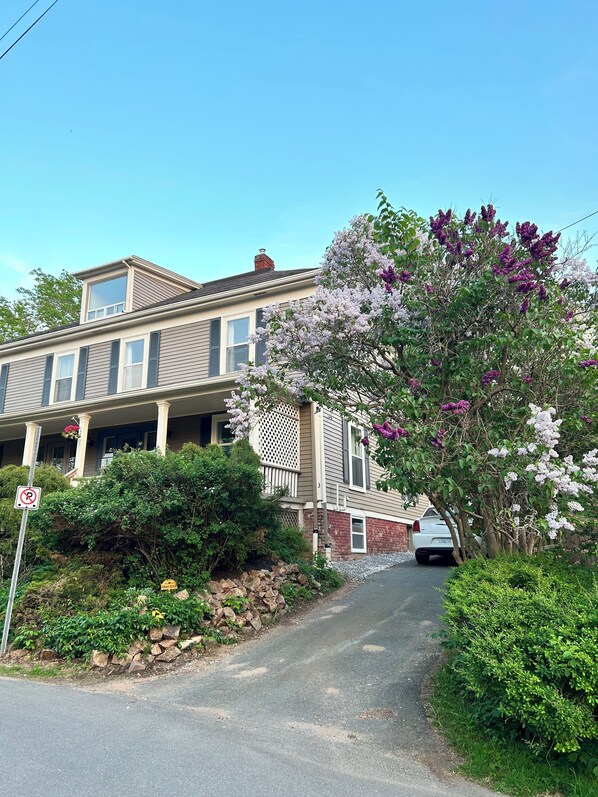 Exterior - Executive Apartment 1 or 2 Bedroom Apartment in Downtown Wolfville (Wolfville)