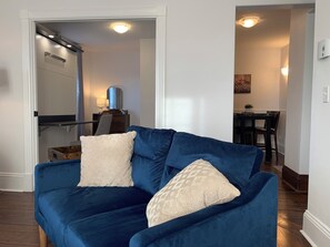 Smart TV, fireplace - Executive Apartment 1 or 2 Bedroom Apartment in Downtown Wolfville (Wolfville)