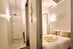 1 bedroom, iron/ironing board, Internet, bed sheets - Heritage Luxe Retreat on Queens (Auckland)