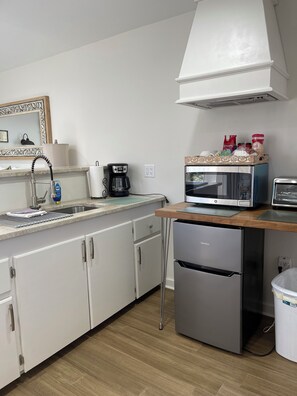 Fridge, microwave - Petite Suite/Downtown Historic Abita Springs/Location! Walk to it all! (Abita Springs)