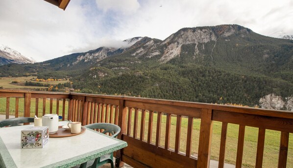 Outdoor dining - Apartment 'Le Monolithe' with Mountain View, Balcony and Wi-Fi (SOLLIERES SARDIERES)