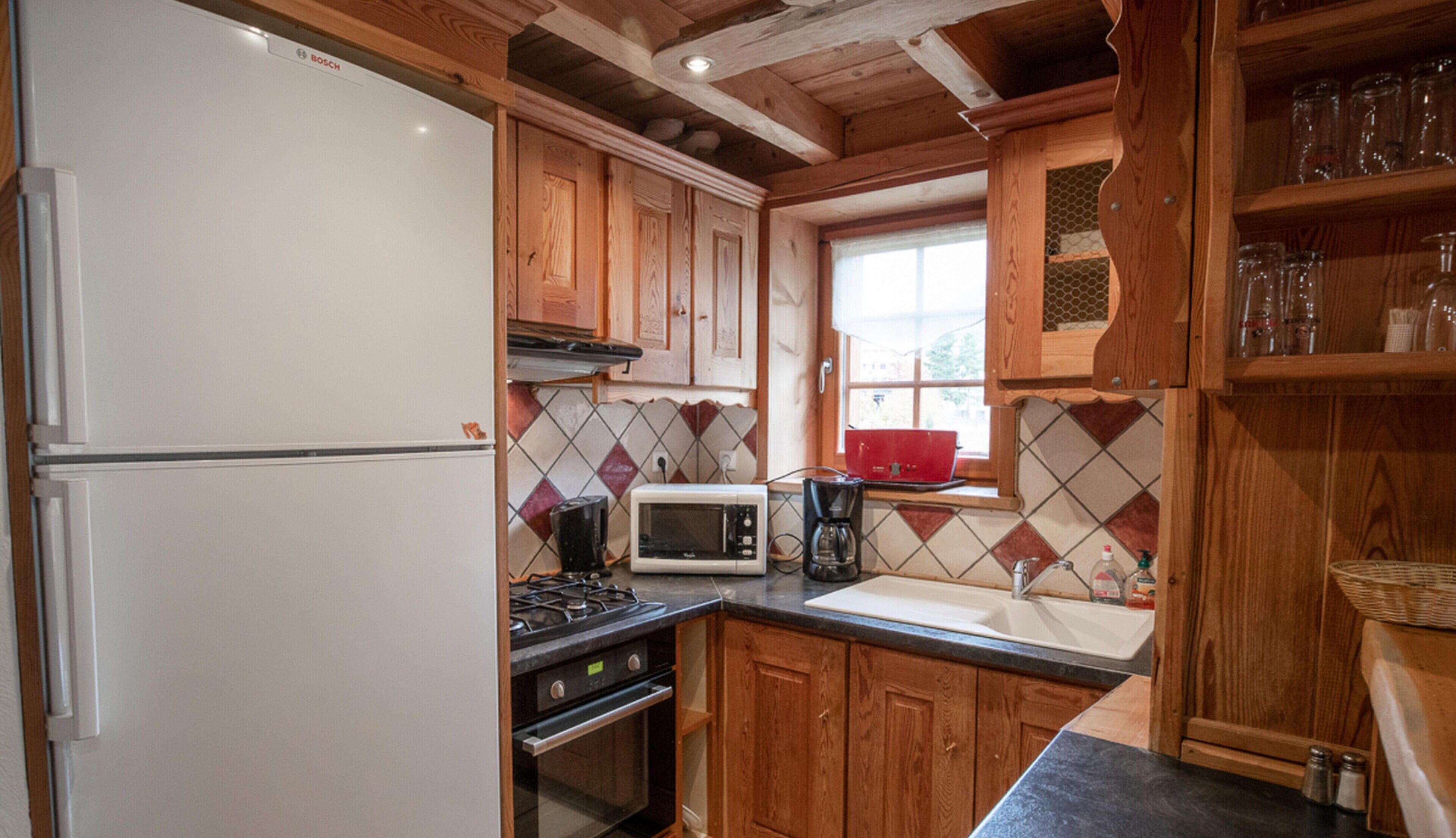 Kylskåp, mikrovågsugn, ugn och spishäll