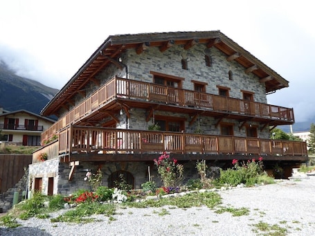 Exterior. Studio Apartment 'Le Pin Cembro' with Mountain View, Private Terrace and Wi-Fi
