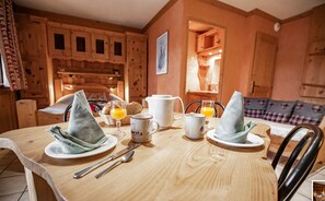 Tabla de planchar con plancha, wifi gratis y ropa de cama 