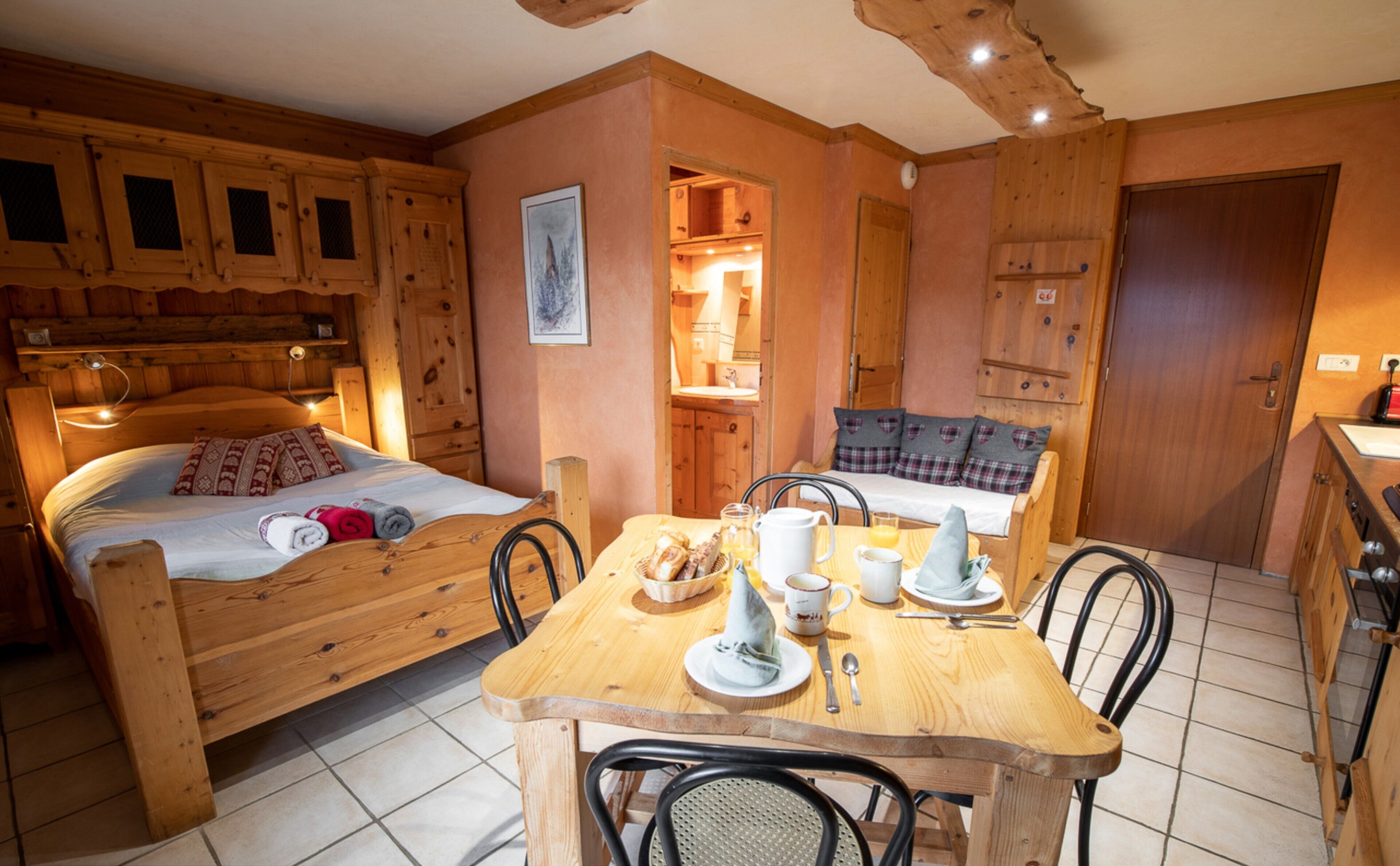 Iron/ironing board, free WiFi, bed sheets