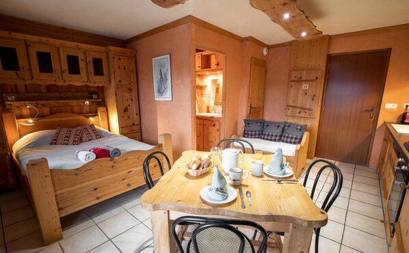 Tabla de planchar con plancha, wifi gratis y ropa de cama 