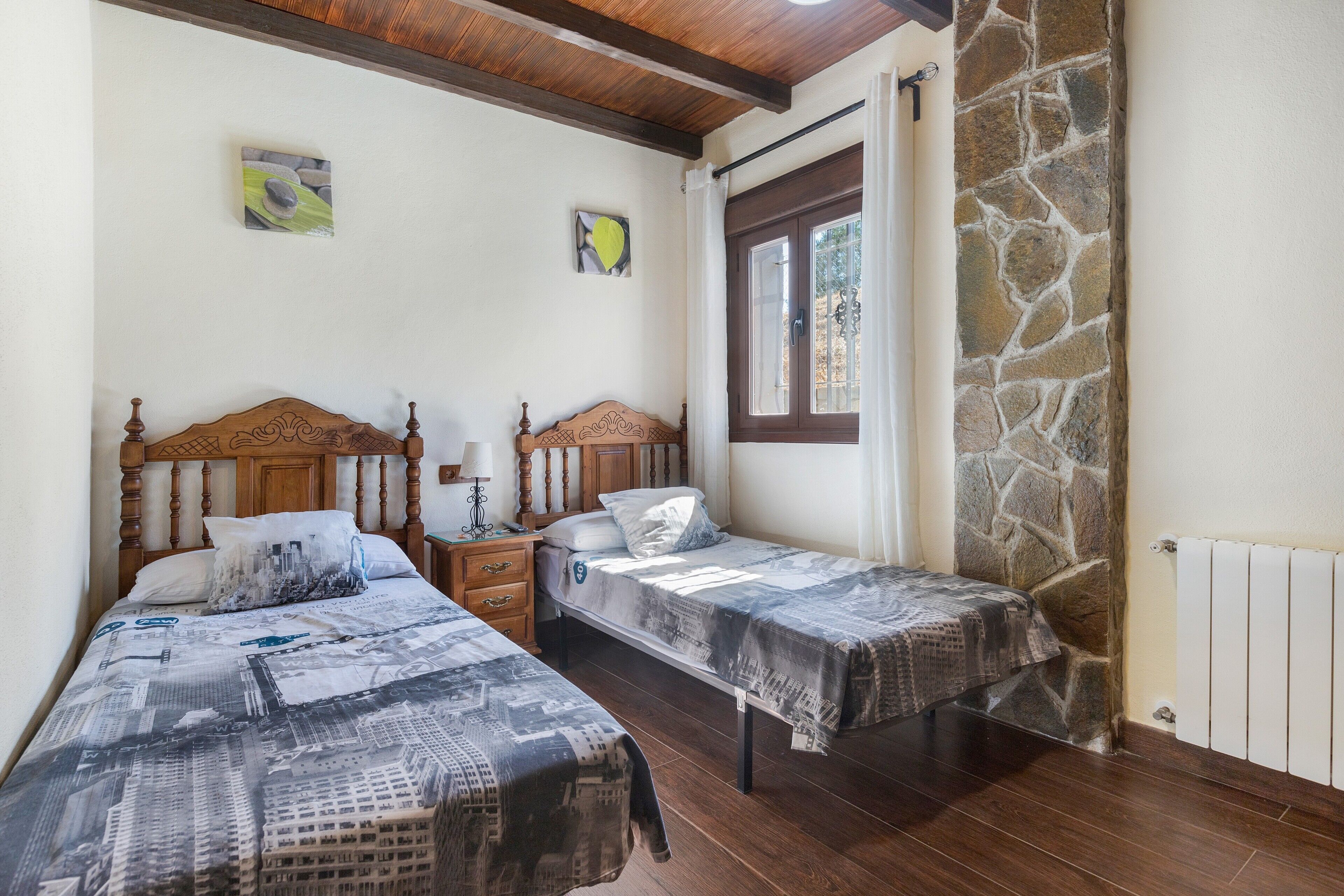 4 室のベッドルーム、アイ  ロン / アイロン台、WiFi (無料)、ベッドシーツ