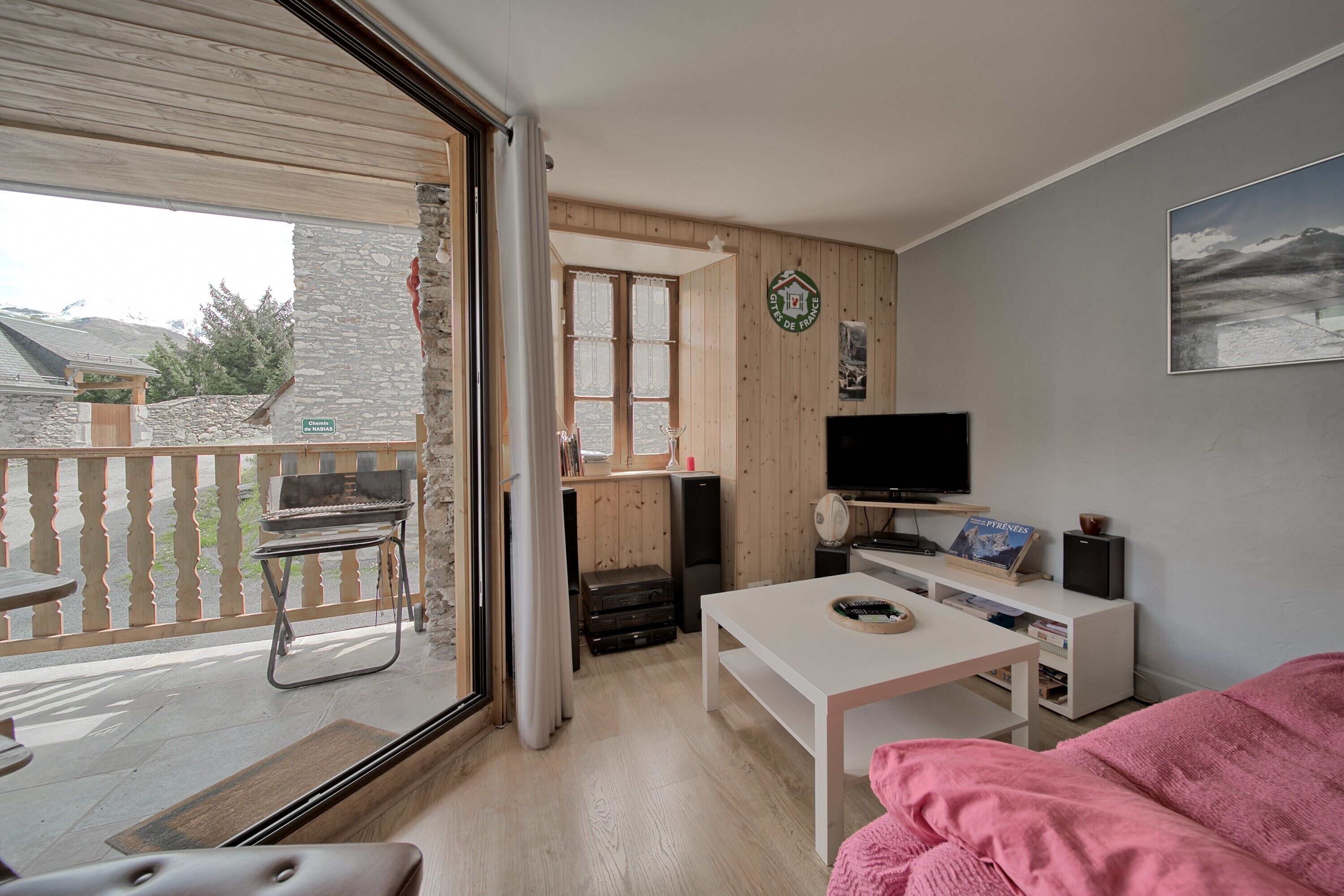 5 bedrooms, iron/ironing board, free WiFi